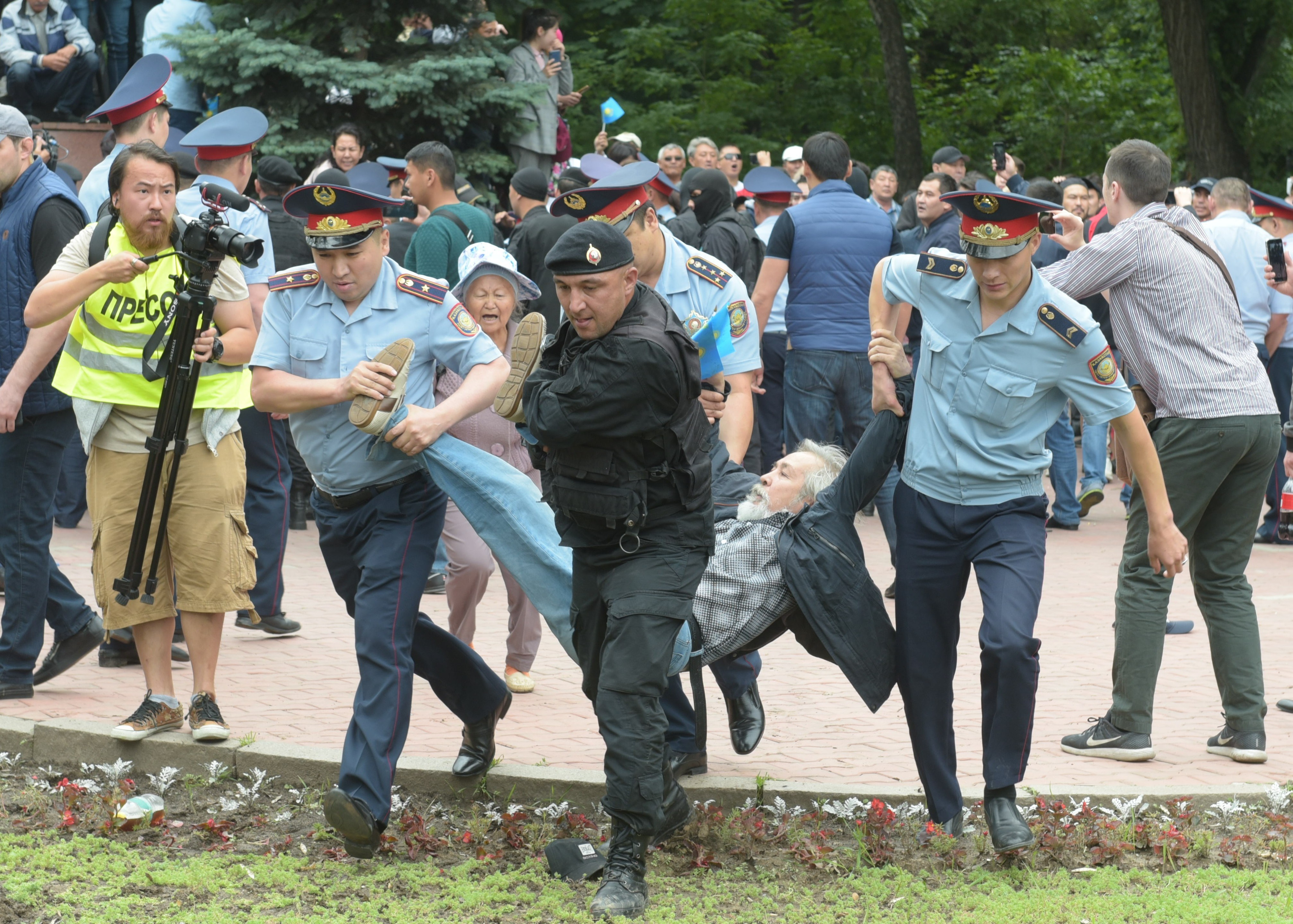 Новости казахстана на сегодня последние свежие. Протесты в Казахстане. В Казахстане полиция митинги. Алматы протесты. Полиция с народом Казахстан.