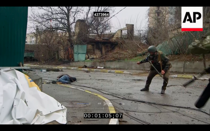 Фейк | Украина әскері Буча көшелеріндегі мәйіттерді жинап жатыр