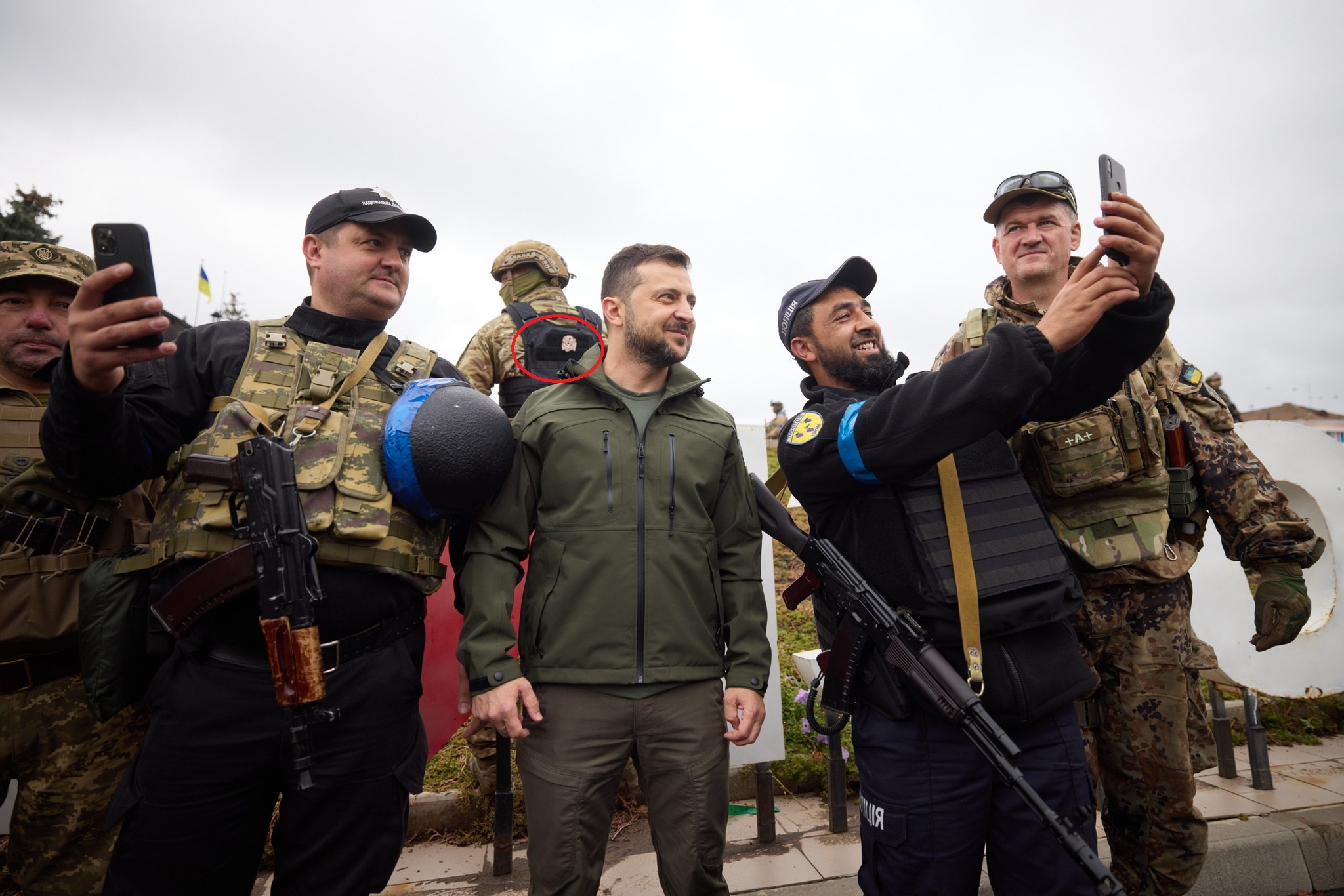 Зеленский рядом с военным с «эмблемой дивизии СС» — проверяем фото ...