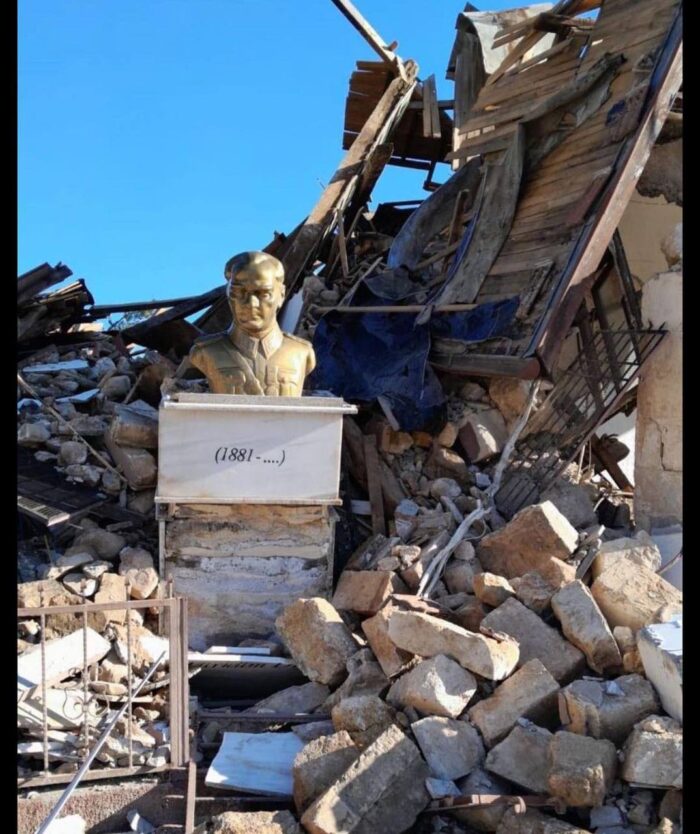 Фактчек | Портреты Ататюрка не пострадали во время землетрясения в Турции