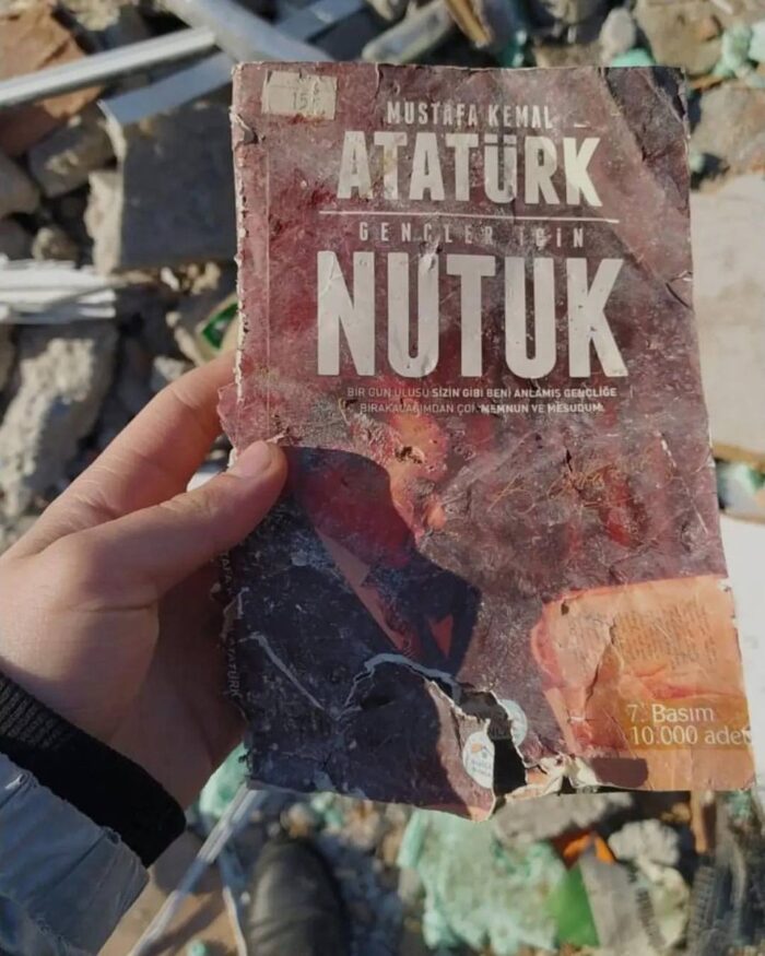 Фактчек | Портреты Ататюрка не пострадали во время землетрясения в Турции