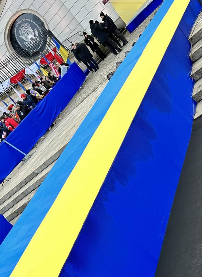 Правда ли, что Джо Байден прошёлся по флагу Украины во время выступления в Варшаве?